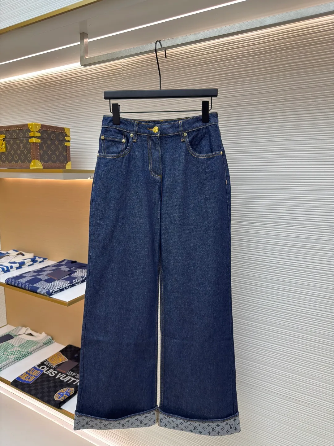 LOUIS VUITTON Dark blue logo cuffed denim trousers [Women's clothing] ●Authentic product: Purchased and developed for 12999 ●Item number: 1680064-A75 ●Material: Denim denim fabric ●Technology: Made on positioning cutting machine ●Version: Fitted version ●Weight: about 735 grams ●Size: 34-36-38 ●Description: This mini shorts is cut with seasonal deep-washed denim to create a neat straight fit. Contrasting topstitching outlines the classic structural lines, and the cuffed trousers reveal the Monogram printed lining, upgrading your daily look. The overall wiring is straight and delicate, the fabric is comfortable and soft, and the color is consistent without color difference. It can be matched with the same style to create a fashionable look and control various occasions. Customized accessories, complete with three standards, same style for men and women!